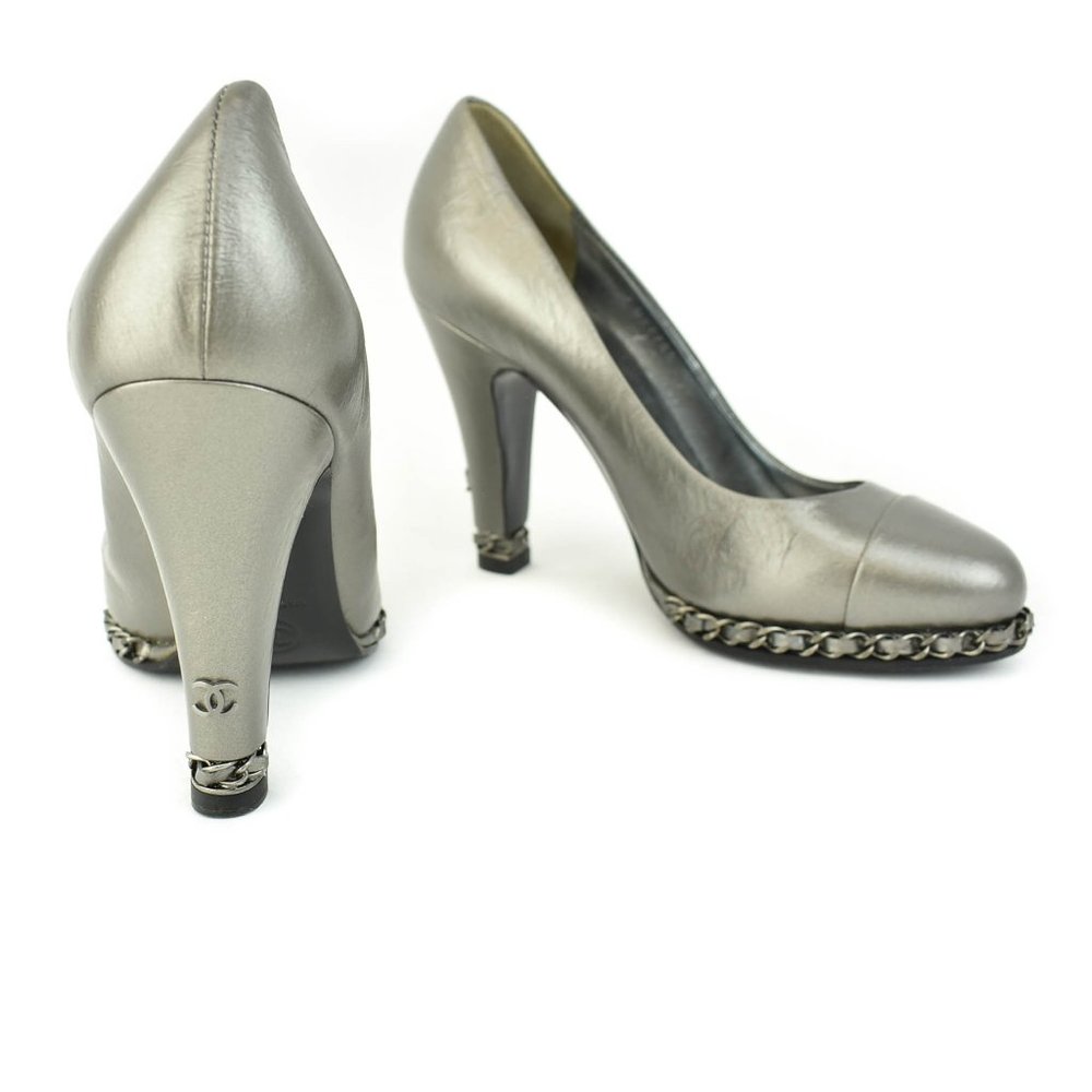 CHANEL "Chain": Deep Silver, Leather & "CC" Logo Pumps/Heels